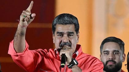 Nicolás Maduro habló con sus partidarios y celebró en la plaza Bolívar de Caracas.