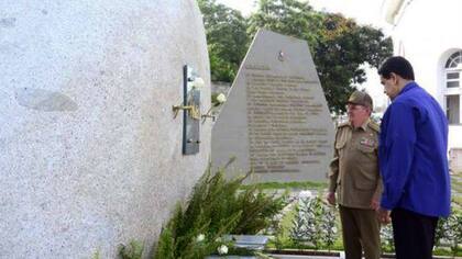 Nicolás Maduro visitó el mausoleo de Fidel junto a Raúl Castro