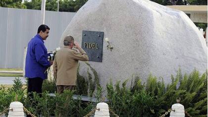 Nicolás Maduro visitó el mausoleo de Fidel junto a Raúl Castro