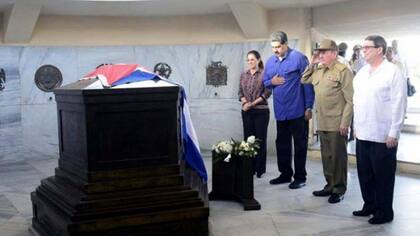 Nicolás Maduro visitó el mausoleo de Fidel junto a Raúl Castro