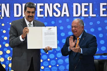 Nicolás Maduro y Elvis Amoroso celebran un día después del referéndum consultivo sobre la soberanía venezolana sobre la región del Esequibo controlada por la vecina Guyana, en la sede del CNE en Caracas el 4 de diciembre de 2023.