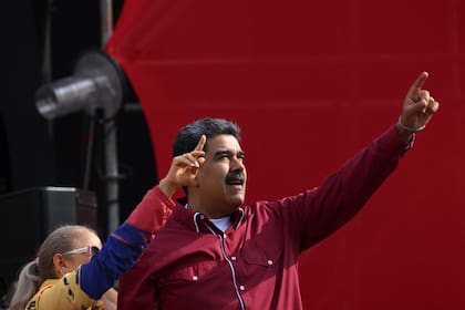 Nicolás Maduro y su esposa Cilia Flores, en Caracas. (YURI CORTEZ / AFP)
