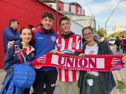 Nicolás Marcipar, con la camiseta de Unión y junto a familiares, en una tarde de fútbol en Santa Fe