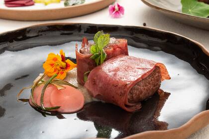 Nicolas Martini, condimenta el cordero con sales típicas usadas por los nórdicos.