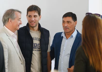 Nicolás Mayoraz (diputado de La Libertad Avanza), Santiago Passaglia (intendente de San Nicolás) y Pablo Ansaloni (diputado de La Libertad Avanza y diirigente sindical de la Uatre) en la última Expoagro