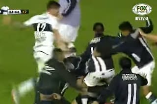Jugó 300 partidos y marcó 50 goles, pero lo recuerdan por un “patadón” histórico en un clásico: “Me comí una mano y reaccioné”