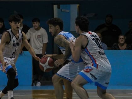 Nicolás Mazzola juega en Sol de Mayo de Viedma, uno de los animadores del Torneo Apertura