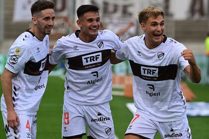 Nicolás Morgantini, Facundo Russo y Mateo Pellegrini expresan la felicidad de Platense, que alcanzó la primera final de su historia en la máxima categoría.