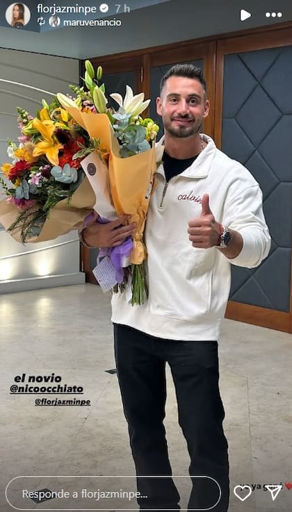 Nicolás Occhiato le regaló un ramo de flores a Flor Jazmín Peña tras su debut teatral