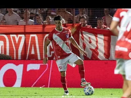 Nicolás Oroz, con la pelota al pie: el exRacing se reconvirtió en Argentinos Juniors, se hizo un volante mucho más completo