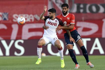 Alexander Barboza, con la camiseta de Independiente, marcando a Nicolas Orsini de Lanús, en diciembre de 2020