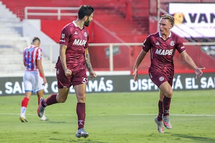 Nicolás Orsini festeja el primer gol de Lanús con De La Vega ante Unión de Santa Fe; Lanús estuvo dos veces arriba en el marcador, pero terminó perdiendo