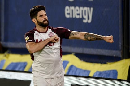 Nicolás Orsini, delantero de Lanús, festeja uno de sus goles frente a Boca, en la Bombonera; será uno de los primeros refuerzos para Russo