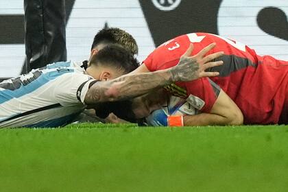 Nicolás Otamendi abraza a Emiliano Martínez tras una salvada milagrosa ante Australia