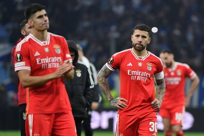Nicolas Otamendi, capitán de Benfica, es el símbolo de la frustración tras la eliminación de la Europa League