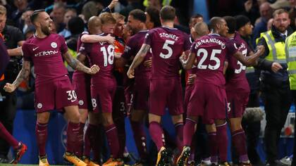 Nicolás Otamendi celebra con sus compañeros el gol de De Bruyne