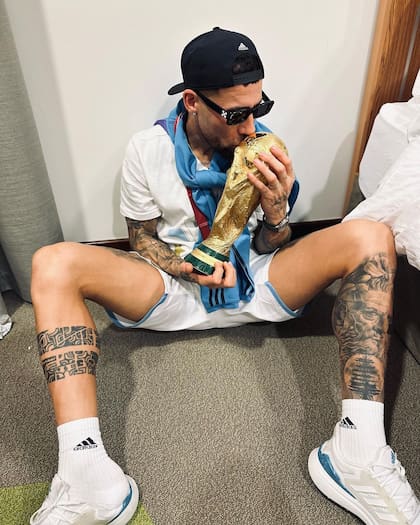 Nicolás Otamendi con la Copa del Mundo
