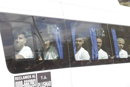 Nicolás Otamendi, en el primer asiento de una de las combis que salió desde el predio de Ezeiza rumbo al estadio Monumental