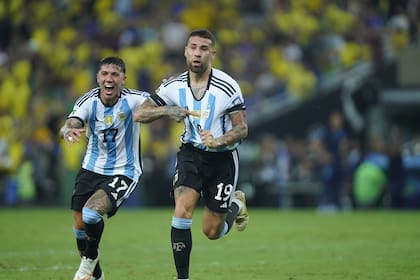 Nicolás Otamendi festeja con Enzo Fernández el gol del 1 a 0 a Brasil en el Maracaná; fue la primera derrota de la historia para el histórico adversario; después de Qatar, la selección no cedió nunca en su intensidad