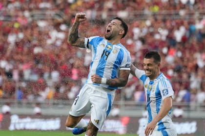 Nicolás Otamendi festeja con Giovani Lo Celso su gol contra Venezuela, el último jueves en Maturín.