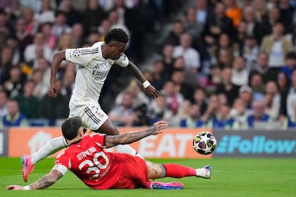 Nicolás Otamendi fue titular y capitán para Benfica, pero no pudo ante Vinícius, nuevamente protagonista del partido