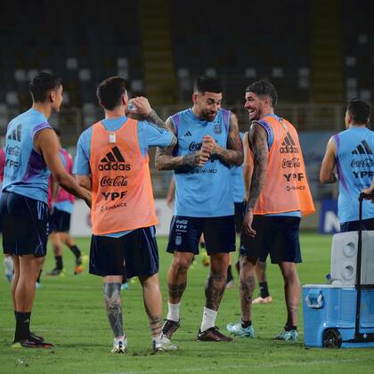 Nicolás Otamendi, Rodrigo de Paul, Paulo Dybala y Lionel Messi en el entrenamiento del seleccionado nacional