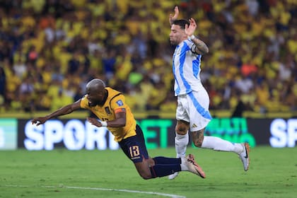 Nicolás Otamendi se lleva por delante a Enner Valencia y está por recibir su primera expulsión en la selección argentina; más tarde, el delantero anotará de penal para Ecuador.