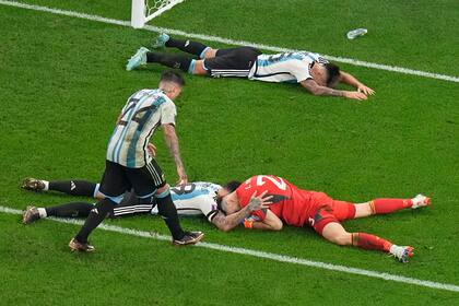 Nicolás Otamendi y Emiliano Martínez, en el partido entre la Argentina y Australia: ese remate final también valió un título