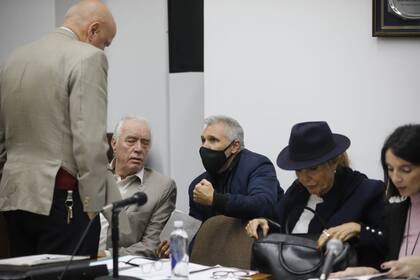 Nicolás Pachelo habla con dos de sus abogados, Roberto Ribas y Marcelo Rodríguez Jordán (parado)