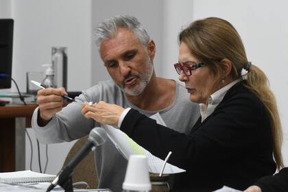 Nicolás Pachelo, junto con la abogada Raquel Pérez Iglesias