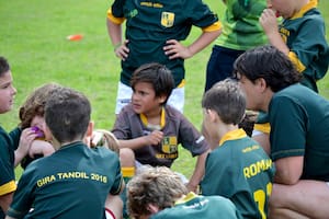 El chico de 10 años que encontró en el rugby una familia y fue adoptado