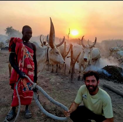 Nicolás Pasquali compartiendo cultura con la tribu Mundari, en Sudan del Sur.