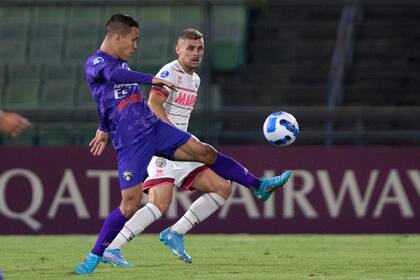 Nicolás Pasquini, referente de un Lanús que no pasó muchos sobresaltos en Caracas.