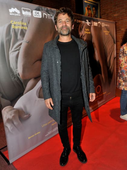 Nicolás Pauls, parte del film, se mostró con un atuendo más casual en color negro y gris