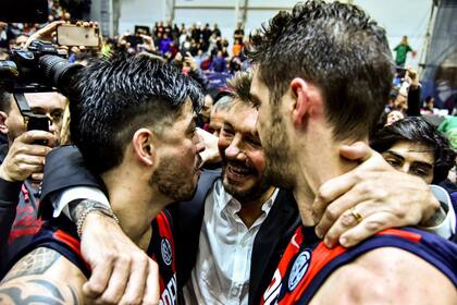 Nicolás "Penka" Aguirre y Marcos Mata, integrantes de San Lorenzo en estos cuatro años de éxitos a granel, festejan con Marcelo Tinelli, el directivo responsable del básquetbol en el club.