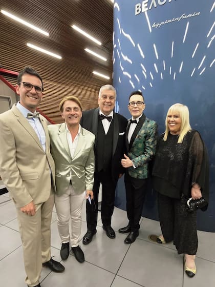 Nicolás Peralta, Daniel Gómez Rinaldi, Luis Ventura, Marcelo Polino y Laura Ubfal posaron juntos y felices en la previa de la ceremonia que tuvo lugar en Miami