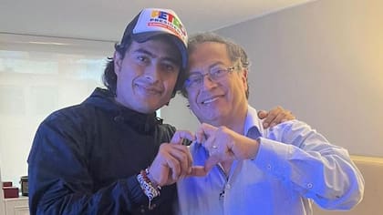 Nicolás Petro junto a su padre, Gustavo, presidente de Colombia
