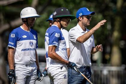 Nicolás Pieres, que gesticula en los palenques, aún no está listo para volver a competir; Hilario Ulloa (centro) protagonizó una caída preocupante, pero pudo seguir jugando en la cancha 2 de Palermo.