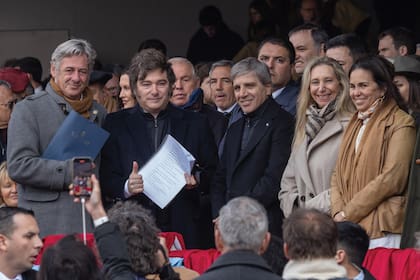 Nicolás Pino, Javier Milei, Luis Caputo, Karina Milei y Eloisa Frederking.