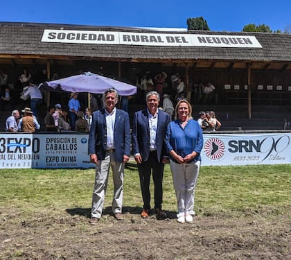 Nicolás Pino, presidente de la Rural; Rolando Figueroa, gobernador de Neuquén, y Cecilia de Larminat, de la Rural de Neuquén