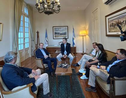 Nicolás Pino, presidente de la Rural y otros dirigentes de la entidad con el gobernador Gustavo Bordet