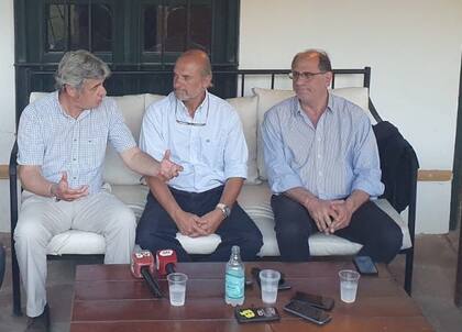 Nicolás Pino, presidente de la Sociedad Rural Argentina (SRA), Maximiliano Mantilla, presidente de la Sociedad Rural de Corrientes, y Jorge Chemes, presidente de Confederaciones Rurales Argentinas (CRA)