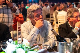 Nicolás Pino, presidente de la Sociedad Rural Argentina (SRA), participó de la cena de cierre del Congreso Mundial Brangus. En la mesa con José Claudio Escribano (LA NACION)