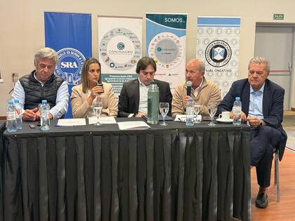 Nicolás Pino (SRA), Andrea Sarnari (FAA), Lucas Magnano (Coninagro), Carlos Castagnani (CRA) y Sergio Busso, ministro de Bioagroindustria de Córdoba