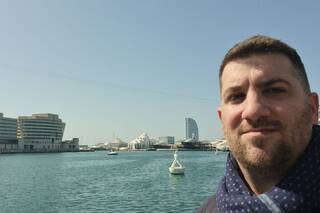 Está varado en Barcelona, recurrió a la Justicia y Cancillería lo mandó a un convento