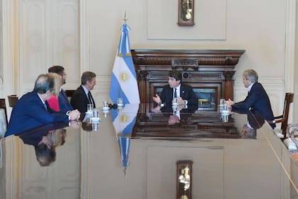 Nicolás Posse, Luis Caputo y los representantes de Enel durante una reunión