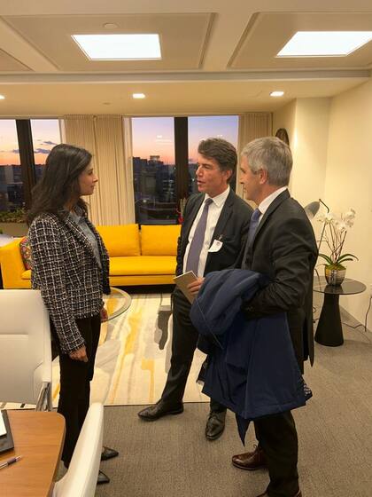 Nicolás Posse y Luis Caputo, en el FMI, con Gita Gopinath