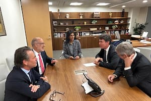Nicolás Posse y Luis Caputo, en las oficinas del FMI de Washington, con los funcionarios del organismo Gita Gopinath, Rodrigo Valdés y Luis Cubeddu