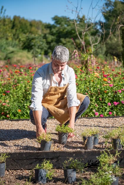 Nicolás presentando las macetas antes de trasplantar