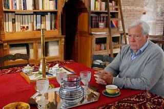 El peor final: el millonario que adoptó a su jardinero para legarle su fortuna... descubre que ya no existe el dinero